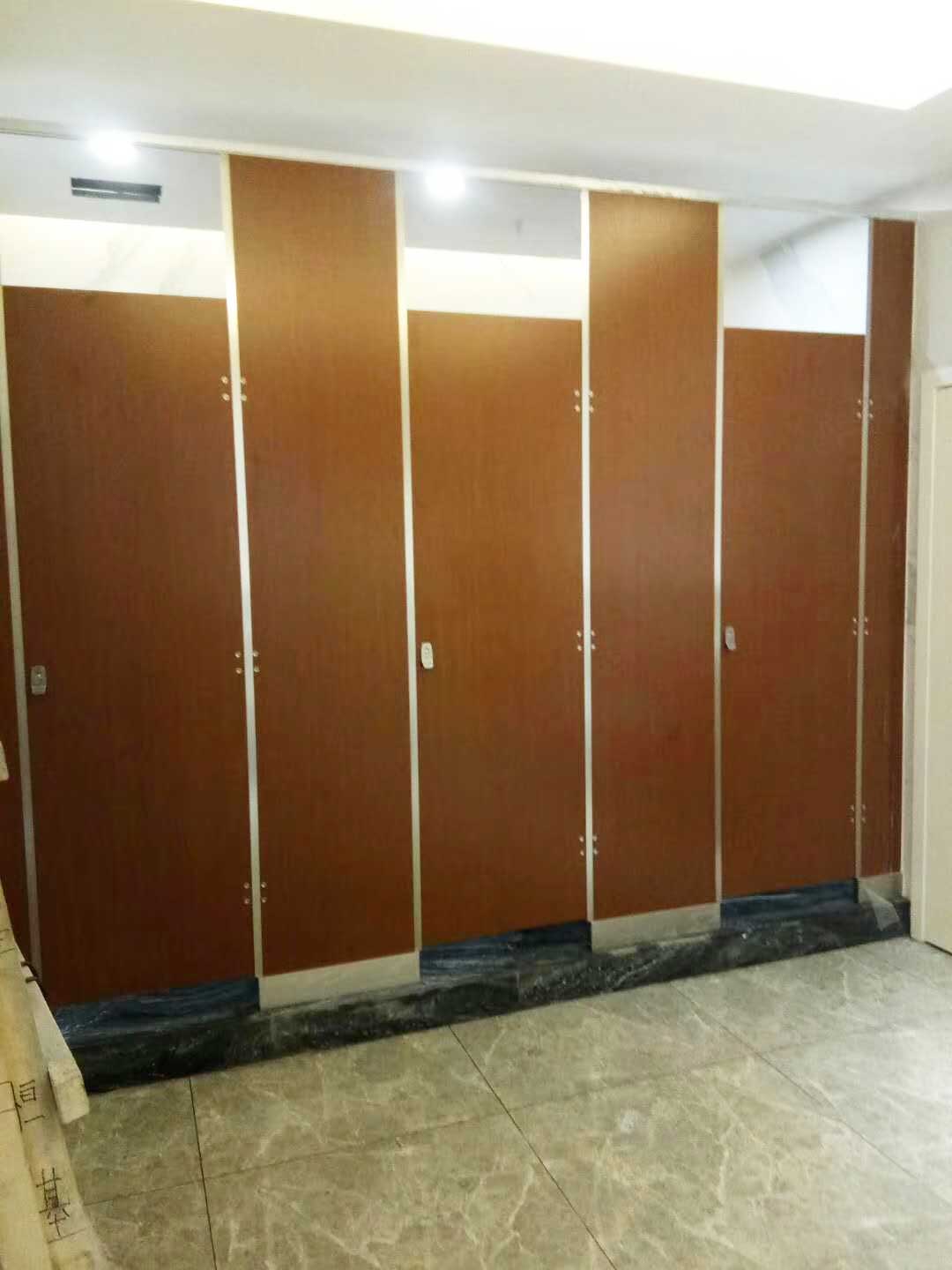 酒店機(jī)場(chǎng)地鐵衛(wèi)生間隔斷6